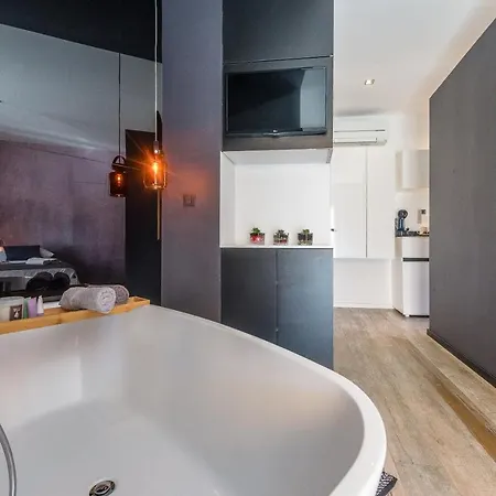 In Old Town By Belmont Realty 住宿加早餐酒店 4*
