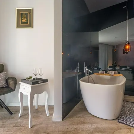 In Old Town By Belmont Realty 4* Zara