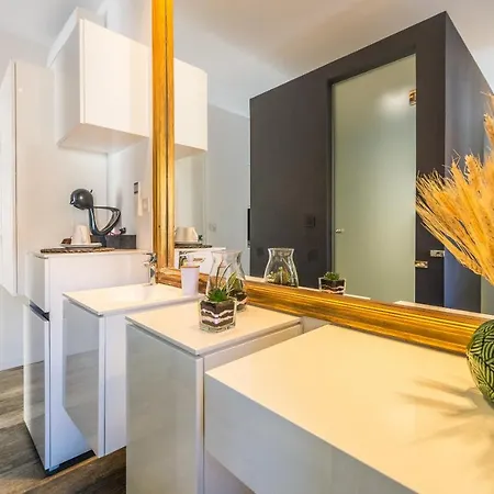 In Old Town By Belmont Realty 4* Zara