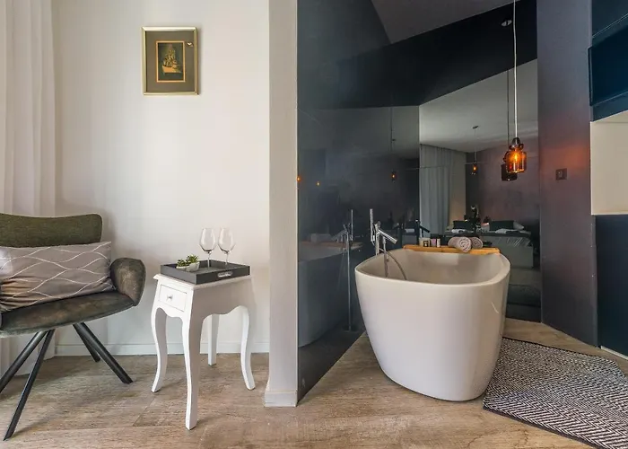 In Old Town By Belmont Realty 4* ザダル