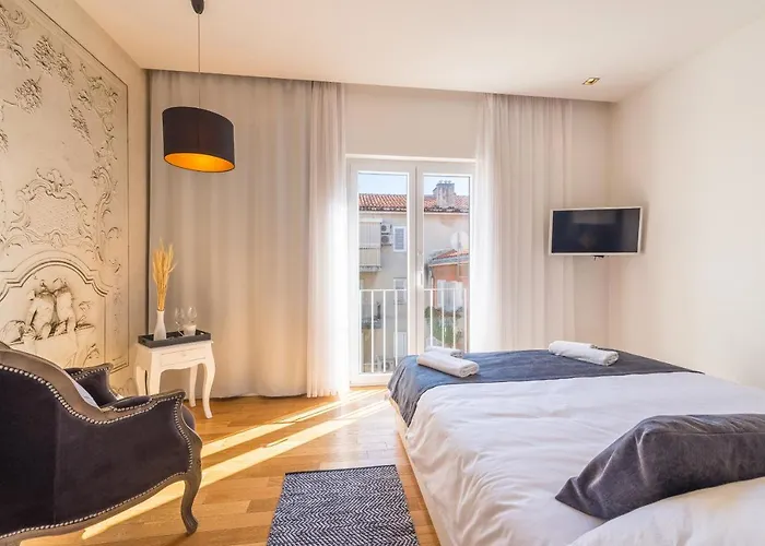 In Old Town By Belmont Realty 4*